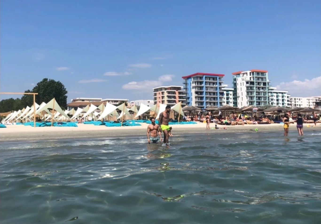 H2O beach Mamaia